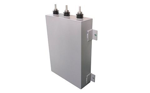 電容器的容量大小與什么有關？為什么？